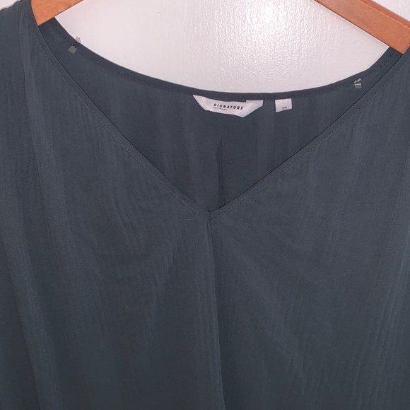 ONLY WORN ONCE! Beautiful pleated flowy blouse - Picture 3 of 13